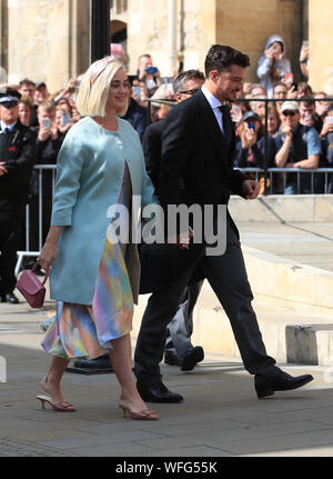 Katy Perry und Orlando Bloom an der York Minster anreisen, für die Hochzeit der Sänger Ellie Goulding nach Caspar Jopling. Stockfoto