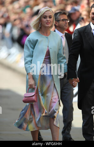 Katy Perry und Orlando Bloom an der York Minster anreisen, für die Hochzeit der Sänger Ellie Goulding nach Caspar Jopling. Stockfoto