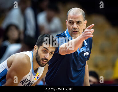 Wuhan, Hubei Provinz Chinas. 31 Aug, 2019. Head Coach von Argentinien Sergio Hernandez spricht mit seinen Spieler Facundo Campazzo während der Gruppe B Match zwischen Südkorea und Argentinien 2019 FIBA-Weltmeisterschaft in Wuhan, der Hauptstadt der Provinz Hubei in Zentralchina, Aug 31., 2019. Credit: Xiao Yijiu/Xinhua/Alamy leben Nachrichten Stockfoto