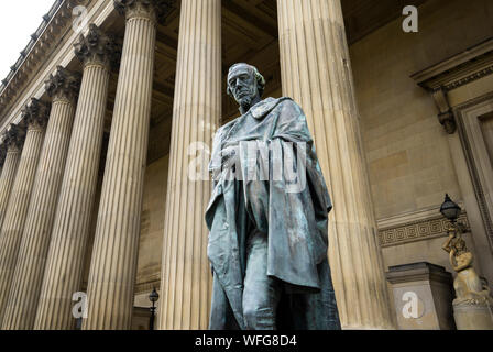 Statue des Earl of Beaconsfield in St. Georges Hall in Liverpool Stockfoto