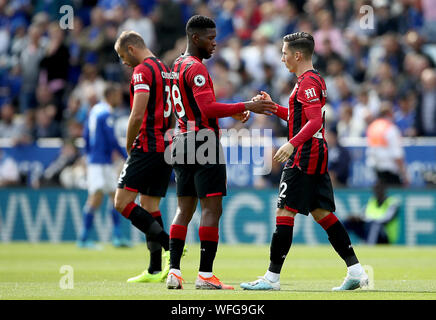 Bournemouth Harry Wilson (rechts) mit der Bournemouth Jefferson Lerma (Mitte) Vor dem Kick-off mit während der Premier League Match für die King Power Stadion, Leicester. Stockfoto