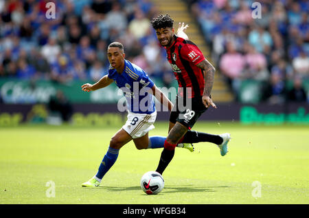 Bournemouth Philip Abrechnung (rechts) und Leicester City Youri Tielemans (links) Kampf um den Ball während der Premier League Match für die King Power Stadion, Leicester. Stockfoto