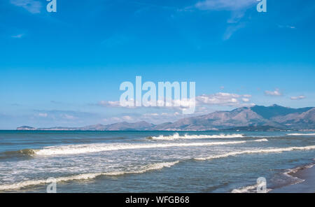Strand am Mittelmeer in Italien Stockfoto