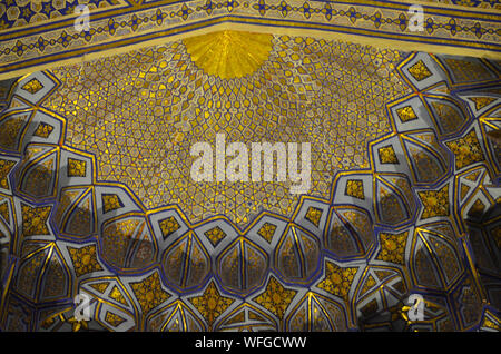 Ausgearbeitete Decke und Wand Verzierungen an der Gur-e Amir Mausoleum Complex in Samarkand, Usbekistan Stockfoto