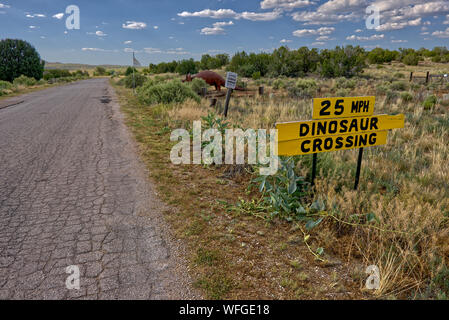 Schild Warnung der Dinosaurier im Grand Canyon Caverns, Peach Springs, Mile Marker 115, California, United States Stockfoto