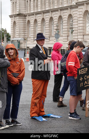 Liverpool UK. 31 August, 2019. Aussterben Rebellion Demonstranten protestieren bei Mann Insel in Liverpool, die von der Gruppe als Tag des Community Building und gewaltlose direkte Aktion beschrieben. Credit: Ken Biggs/Alamy Leben Nachrichten. Stockfoto