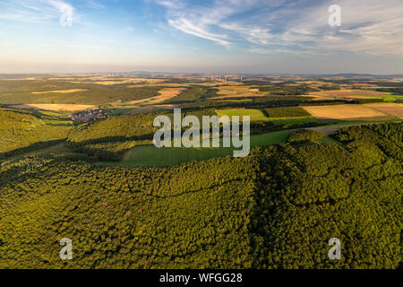 Luftaufnahme auf eine Landschaft in Deutschland, Rheinland Pfalz in der Nähe von Bad Sobernheim mit Bäumen, Wiese, Ackerland, Wald, Hügel, Berge Stockfoto