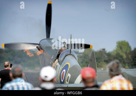 Hradec Kralove, Tschechische Republik. 31 Aug, 2019. Zuschauer schauen bei Start Flugzeug Spitfire Mk.XVIE mit Feuer vom Motor während der Tschechischen International Air Fest in der Tschechischen Republik. Credit: Slavek Ruta/ZUMA Draht/Alamy leben Nachrichten Stockfoto