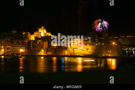 Feuerwerk über Fort St. Angelo, Portomaso, Malta Stockfoto