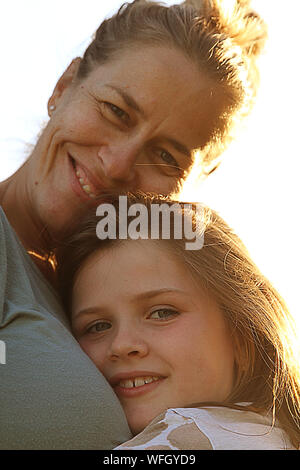 Porträt eines lächelnden Mutter und Tochter umarmen Stockfoto