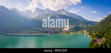 Luftaufnahme von Molveno See, Lago di Molveno, Trentino, Trento, Italien Stockfoto