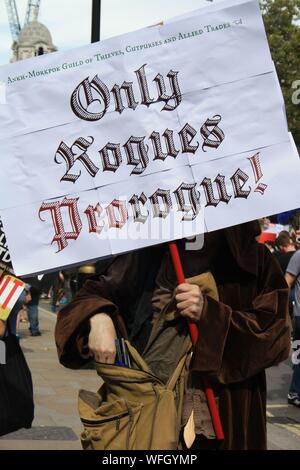 London, UK, 31 August, 2019. Die Demonstranten versammeln sich außerhalb der Downing Street gegen die Vertagung des Parlaments von Premierminister Boris Johnson, London, UK zu protestieren. Credit: Helen Garvey/Alamy leben Nachrichten Stockfoto