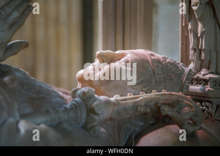 Grab Bildnis von Richard Durnsford, Bischof von Chichester, Kapelle des hl. Clemens, Chichester Cathedral, Chichester, Hauptstadt der Grafschaft West Sussex, UK Stockfoto