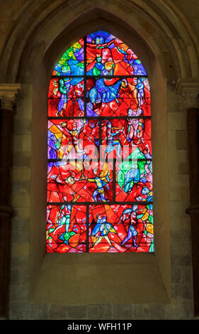 Die Chagall Fenster von Marc Chagall in Chichester Cathedral, Chichester, eine Stadt und Hauptstadt der Grafschaft West Sussex, Südengland, Großbritannien Stockfoto