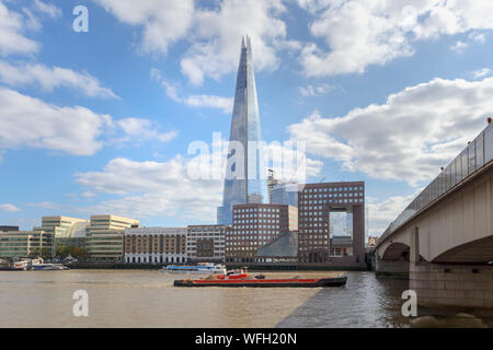 Anzeigen von London Bridge Blick nach Süden über die Themse an den Shard und London Bridge Hospital auf der South Bank in Southwark, London SE1 Stockfoto