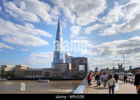 Blick auf die London Bridge Blick nach Süden über die Themse an den Shard und London Bridge Hospital auf der South Bank in Southwark, London SE1 Stockfoto