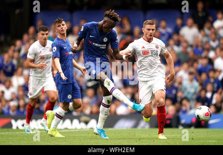 Chelsea's Tammy Abraham (Mitte) Kerben zweiten Ziel seiner Seite des Spiels während der Premier League Match an der Stamford Bridge, London. Stockfoto