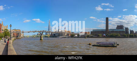 Blick von der Themse entfernt am Nordufer der Themse über die Millennium Bridge an den Shard, mit Tate Modern auf der South Bank, London SE1 Stockfoto