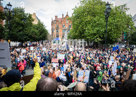 Manchester, Großbritannien. 31 August, 2019. Tausende von Demonstranten haben am Albert Platz versammelt die britische Demokratie und Kampf gegen Boris Johnson's Brexit Agenda zu verteidigen. Dies war angesichts der Entscheidung in dieser Woche das Parlament so lange auszusetzen, bis Oktober. Andy Barton/Alamy leben Nachrichten Stockfoto