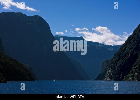 Boote segeln im Milford Sound, Fiordland National Park, South Island, Neuseeland Stockfoto