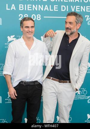 Joaquin Phoenix (l) und Regisseur Todd Philips auf dem Foto Aufruf von 'Joker' während des 76. Filmfestival von Venedig pose im Palazzo del Casino auf dem Lido in Venedig, Italien, am 31. August 2019. | Verwendung der weltweiten Kredit: dpa Picture alliance/Alamy leben Nachrichten Stockfoto