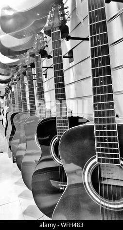 Close-up von Gitarren Montiert auf Wand