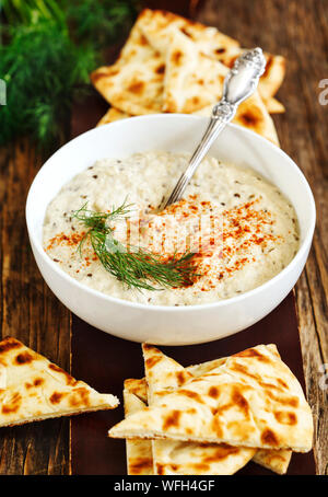 Baba ganoush mit geräucherter Paprika und Fladen Stockfoto
