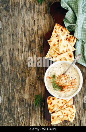 Baba ganoush mit geräucherter Paprika und Fladen Stockfoto
