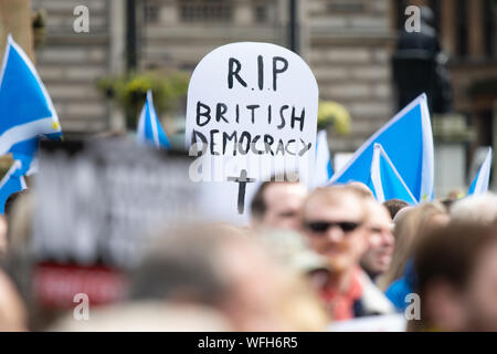 Glasgow, Schottland, Großbritannien - 31. August 2019: Demonstranten bei der Stoppen Sie den Putsch, verteidigen Demokratie Protest auf dem George Square, Glasgow. Der Protest ist Teil der geplanten Protestwelle im ganzen Land, um sich gegen Boris Johnsons Plan zur Aussetzung (Prorogate) des britischen Parlaments zu wehren.Quelle: Kay Roxby/Alamy Live News Stockfoto