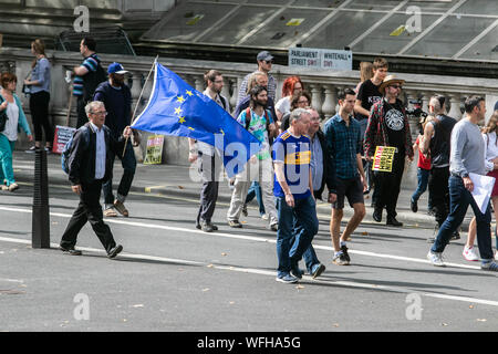 London, Großbritannien. 31. August 2019. Tausende von Pro bleiben Unterstützer und Aktivisten märz hinunter Whitehall gegen die Entscheidung der Regierung das Parlament vom 9. September bis 14. Oktober Aussetzen von Premierminister Boris Johnson Credit zu demonstrieren: Amer ghazzal/Alamy leben Nachrichten Stockfoto