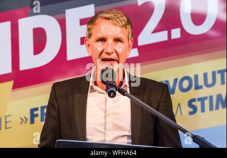 Koenigs Wusterhausen, Brandenburg, Deutschland. 30 Aug, 2019. BJOERN HOECKE (BjÃ¶rn HÃ¶cke) der Alternative für Deutschland Thüringen Rallyesport in Koenigs Wusterhausen für den angeschlagenen Andreas Kalbitz, die vor kurzem wieder mit konkreten Neonazi Verbindungen geoutet wurde. Mit dem Ziel, stärkste Partei im östlichen Brandenburg, Deutschland, werden die AfD eine Wahlparty (Wahl Partei) in Koenigs Wusterhausen statt. Anwesend waren Persönlichkeiten wie Andreas Kalbitz, die vor kurzem mit Verbindungen zu rechtsextremen Kreisen geoutet war, Björn Hoecke, der in die Kritik geratene grounder der AfD in Thueringen und Cr Stockfoto