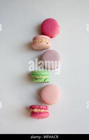 Bunte Macarons isoliert auf weißem Hintergrund Stockfoto