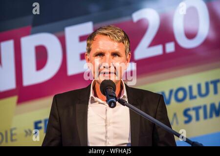 Koenigs Wusterhausen, Brandenburg, Deutschland. 30 Aug, 2019. BJOERN HOECKE (BjÃ¶rn HÃ¶cke) der Alternative für Deutschland Thüringen Rallyesport in Koenigs Wusterhausen für den angeschlagenen Andreas Kalbitz, die vor kurzem wieder mit konkreten Neonazi Verbindungen geoutet wurde. Mit dem Ziel, stärkste Partei im östlichen Brandenburg, Deutschland, werden die AfD eine Wahlparty (Wahl Partei) in Koenigs Wusterhausen statt. Anwesend waren Persönlichkeiten wie Andreas Kalbitz, die vor kurzem mit Verbindungen zu rechtsextremen Kreisen geoutet war, Björn Hoecke, der in die Kritik geratene grounder der AfD in Thueringen und Cr Stockfoto