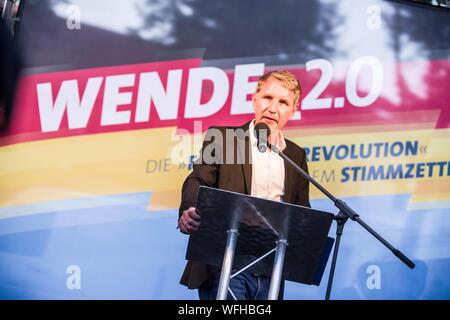 Koenigs Wusterhausen, Brandenburg, Deutschland. 30 Aug, 2019. BJOERN HOECKE (BjÃ¶rn HÃ¶cke) der Alternative für Deutschland Thüringen Rallyesport in Koenigs Wusterhausen für den angeschlagenen Andreas Kalbitz, die vor kurzem wieder mit konkreten Neonazi Verbindungen geoutet wurde. Mit dem Ziel, stärkste Partei im östlichen Brandenburg, Deutschland, werden die AfD eine Wahlparty (Wahl Partei) in Koenigs Wusterhausen statt. Anwesend waren Persönlichkeiten wie Andreas Kalbitz, die vor kurzem mit Verbindungen zu rechtsextremen Kreisen geoutet war, Björn Hoecke, der in die Kritik geratene grounder der AfD in Thueringen und Cr Stockfoto