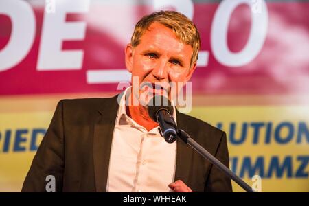 Koenigs Wusterhausen, Brandenburg, Deutschland. 30 Aug, 2019. BJOERN HOECKE (BjÃ¶rn HÃ¶cke) der Alternative für Deutschland Thüringen Rallyesport in Koenigs Wusterhausen für den angeschlagenen Andreas Kalbitz, die vor kurzem wieder mit konkreten Neonazi Verbindungen geoutet wurde. Mit dem Ziel, stärkste Partei im östlichen Brandenburg, Deutschland, werden die AfD eine Wahlparty (Wahl Partei) in Koenigs Wusterhausen statt. Anwesend waren Persönlichkeiten wie Andreas Kalbitz, die vor kurzem mit Verbindungen zu rechtsextremen Kreisen geoutet war, Björn Hoecke, der in die Kritik geratene grounder der AfD in Thueringen und Cr Stockfoto