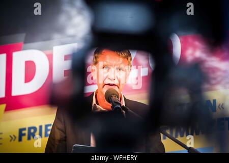 Koenigs Wusterhausen, Brandenburg, Deutschland. 30 Aug, 2019. BJOERN HOECKE (BjÃ¶rn HÃ¶cke) der Alternative für Deutschland Thüringen Rallyesport in Koenigs Wusterhausen für den angeschlagenen Andreas Kalbitz, die vor kurzem wieder mit konkreten Neonazi Verbindungen geoutet wurde. Mit dem Ziel, stärkste Partei im östlichen Brandenburg, Deutschland, werden die AfD eine Wahlparty (Wahl Partei) in Koenigs Wusterhausen statt. Anwesend waren Persönlichkeiten wie Andreas Kalbitz, die vor kurzem mit Verbindungen zu rechtsextremen Kreisen geoutet war, Björn Hoecke, der in die Kritik geratene grounder der AfD in Thueringen und Cr Stockfoto