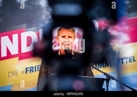 Koenigs Wusterhausen, Brandenburg, Deutschland. 30 Aug, 2019. BJOERN HOECKE (BjÃ¶rn HÃ¶cke) der Alternative für Deutschland Thüringen Rallyesport in Koenigs Wusterhausen für den angeschlagenen Andreas Kalbitz, die vor kurzem wieder mit konkreten Neonazi Verbindungen geoutet wurde. Mit dem Ziel, stärkste Partei im östlichen Brandenburg, Deutschland, werden die AfD eine Wahlparty (Wahl Partei) in Koenigs Wusterhausen statt. Anwesend waren Persönlichkeiten wie Andreas Kalbitz, die vor kurzem mit Verbindungen zu rechtsextremen Kreisen geoutet war, Björn Hoecke, der in die Kritik geratene grounder der AfD in Thueringen und Cr Stockfoto