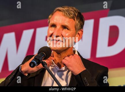 Koenigs Wusterhausen, Brandenburg, Deutschland. 30 Aug, 2019. BJOERN HOECKE (BjÃ¶rn HÃ¶cke) der Alternative für Deutschland Thüringen Rallyesport in Koenigs Wusterhausen für den angeschlagenen Andreas Kalbitz, die vor kurzem wieder mit konkreten Neonazi Verbindungen geoutet wurde. Mit dem Ziel, stärkste Partei im östlichen Brandenburg, Deutschland, werden die AfD eine Wahlparty (Wahl Partei) in Koenigs Wusterhausen statt. Anwesend waren Persönlichkeiten wie Andreas Kalbitz, die vor kurzem mit Verbindungen zu rechtsextremen Kreisen geoutet war, Björn Hoecke, der in die Kritik geratene grounder der AfD in Thueringen und Cr Stockfoto