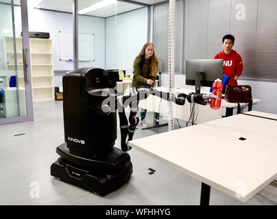 Canberra, Australien. 31 Aug, 2019. Studenten der Hochschule für Technik und Informatik Steuerung ein Roboter eine Trinkflasche während des Tages der offenen Tür an der Australian National University (ANU) in Canberra, Australien, Nov. 31, 2019 zu ergreifen. Die ANU hielt den jährlichen Tag der offenen Tür am Samstag. Credit: Chu Chen/Xinhua Stockfoto