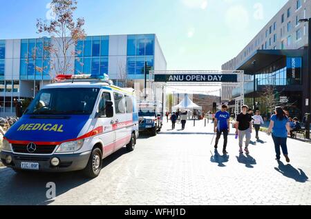 Canberra, Australien. 31 Aug, 2019. Menschen besuchen den Campus während des Tages der offenen Tür an der Australian National University (ANU) in Canberra, Australien, Nov. 31, 2019. Die ANU hielt den jährlichen Tag der offenen Tür am Samstag. Credit: Chu Chen/Xinhua Stockfoto