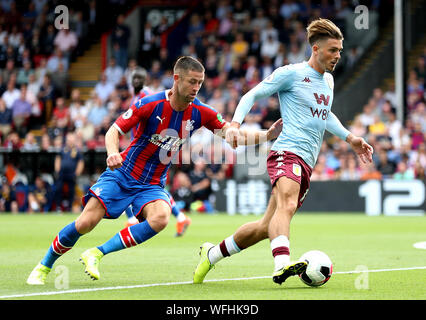 Crystal Palace Gary Cahill (links) und Aston Villa Jack Grealish (rechts) Kampf um den Ball während der Premier League Spiel im Selhurst Park, London. Stockfoto