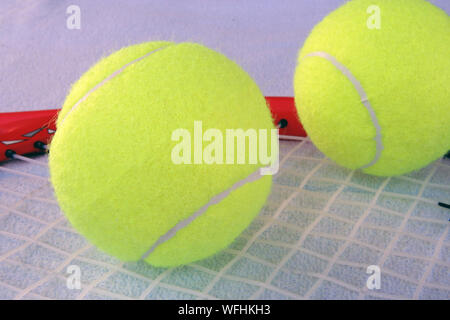 Tennis Bälle auf einem Schläger. Tennis Ausrüstung. Neue tennisbälle. Stockfoto
