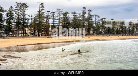 Zwei Männer in Kajaks an der Manly Beach Sydney NSW Australien. Stockfoto