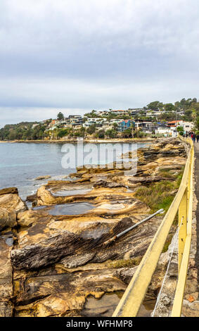 Straße Barriere zwischen der Marine Parade und den Pazifischen Ozean in der Cabbage Tree Bay Manly Sydney, NSW, Australien. Stockfoto