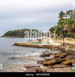 Straße Barriere zwischen der Marine Parade und den Pazifischen Ozean in der Cabbage Tree Bay Manly Sydney, NSW, Australien. Stockfoto