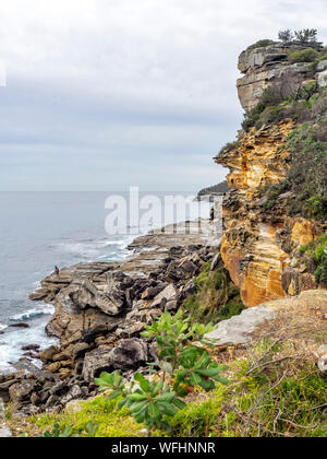 Zwei Männer rock Angeln der Felsen an der Manly Strand Sydney, NSW, Australien. Stockfoto