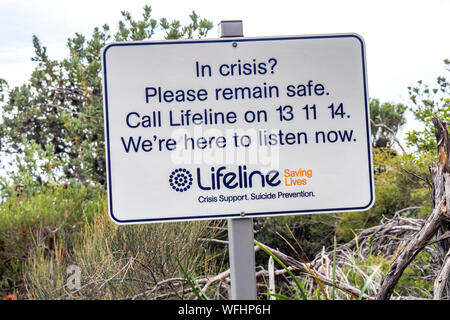 Lifeline Suizidprävention Schild in der Nähe einer Klippe an der Manly Landspitze, Sydney, NSW, Australien. Stockfoto