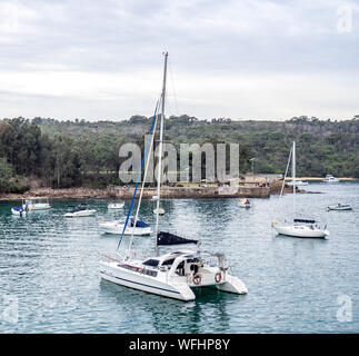 Boote vor Anker und im Hafen von Sydney an der Manly NSW Australien verankert. Stockfoto