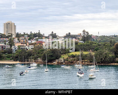 Boote vor Anker und im Hafen von Sydney an der Manly NSW Australien verankert. Stockfoto