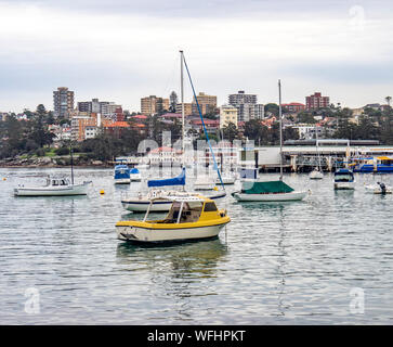 Boote vor Anker und im Hafen von Sydney an der Manly NSW Australien verankert. Stockfoto